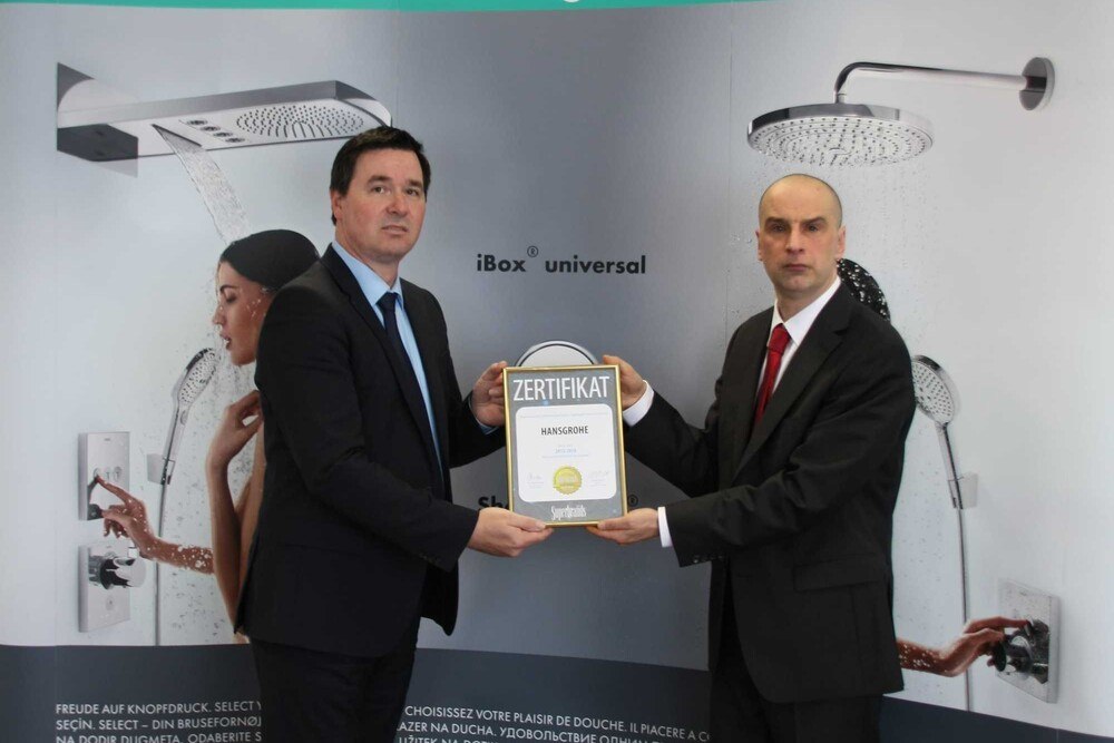© Hansgrohe
Ende März wurde das Superbrands-Zertifikat an Hansgrohe Österreich-Geschäftsführer Christian Tröger (links) überreicht Ende März wurde das Superbrands-Zertifikat an Hansgrohe Österreich-Geschäftsführer Christian Tröger (links) überreicht
