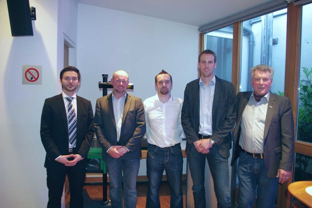 © WKW
Michael Planer (ÖAMTC), Günter Blümel (Innungsmeister Karosseriebautechniker Wien), Mario Maderbacher, Thomas Posch (Hella Handel), Erik Paul Papinski (Bundesinnungsmeister Karosseriebautechniker) (v.l.). Michael Planer (ÖAMTC), Günter Blümel (Innungsmeister Karosseriebautechniker Wien), Mario Maderbacher, Thomas Posch (Hella Handel), Erik Paul Papinski (Bundesinnungsmeister Karosseriebautechniker) (v.l.).