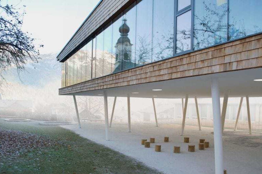 © KREINERarchitektur
Kreative ziehen von der Metropole wieder auf‘s Land, sie sehen sich dort auch von der Unmittelbarkeit der Gemeinschaft vor Ort inspiriert. Im Bild: Kindergarten-Kinderkrippe der römisch-katholischen Pfarre Haus im Ennstal. Kreative ziehen von der Metropole wieder auf‘s Land, sie sehen sich dort auch von der Unmittelbarkeit der Gemeinschaft vor Ort inspiriert. Im Bild: Kindergarten-Kinderkrippe der römisch-katholischen Pfarre Haus im Ennstal.