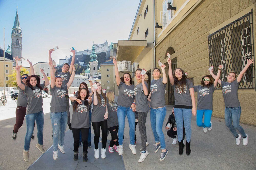© Würth Österreich/APA-Fotoservice/Vogl
Mit Würth angereist: Schülerinnen der Landesberufsschule St. Pölten vor dem Großen Festspielhaus. Mit Würth angereist: Schülerinnen der Landesberufsschule St. Pölten vor dem Großen Festspielhaus.