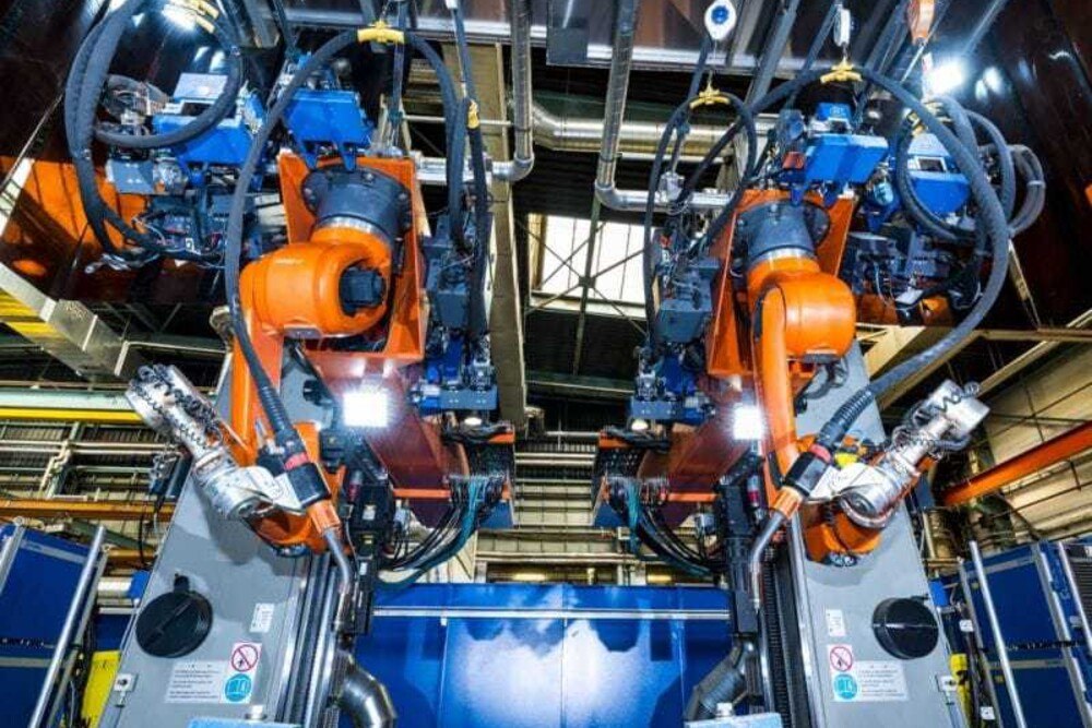 © Werner Krug
Mit dem Schweißroboter können bis zu fünf Tonnen schwere Bauteile in wenigen Sekunden neu positioniert werden. Mit dem Schweißroboter können bis zu fünf Tonnen schwere Bauteile in wenigen Sekunden neu positioniert werden.