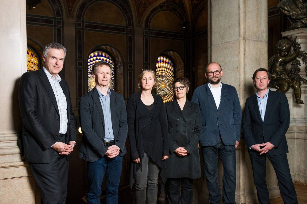 © Nathan Murrell/MAK
Juryteam der MAK-Schindler Stipendien 2015/16 (v.l.n.r.): Christoph Thun-Hohenstein (Direktor, MAK, Wien), Christian Höller (Mitherausgeber der Zeitschrift springerin, Wien), Elke Delugan-Meissl (Architektin, Delugan Meissl Associated Architects, Wien), Kimberli Meyer (Direktorin, MAK Center for Art and Architecture, Los Angeles), Marko Lulic (Vorsitzender der Jury; Künstler, Wien) und Phillip Van den Bossche (Direktor und Kurator, Mu.ZEE, Oostende, Belgien). Juryteam der MAK-Schindler Stipendien 2015/16 (v.l.n.r.): Christoph Thun-Hohenstein (Direktor, MAK, Wien), Christian Höller (Mitherausgeber der Zeitschrift springerin, Wien), Elke Delugan-Meissl (Architektin, Delugan Meissl Associated Architects, Wien), Kimberli Meyer (Direktorin, MAK Center for Art and Architecture, Los Angeles), Marko Lulic (Vorsitzender der Jury; Künstler, Wien) und Phillip Van den Bossche (Direktor und Kurator, Mu.ZEE, Oostende, Belgien).