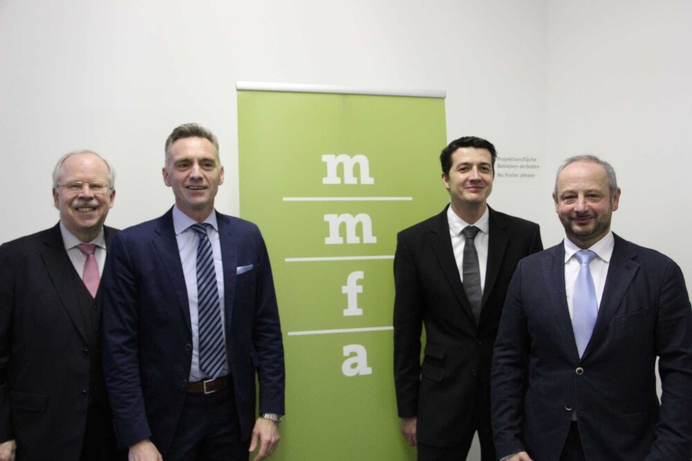 © MMFA
Der MMFA-Vorstand: Geschäftsführer Peter H. Meyer, Präsident Matthias Windmöller, Vorstand und Obmann Arbeitskreis „Marktentwicklung“ Sebastian Wendel, Stellv. Vorsitzender und Technik-Obmann Volker Kettler. Der MMFA-Vorstand: Geschäftsführer Peter H. Meyer, Präsident Matthias Windmöller, Vorstand und Obmann Arbeitskreis „Marktentwicklung“ Sebastian Wendel, Stellv. Vorsitzender und Technik-Obmann Volker Kettler.
