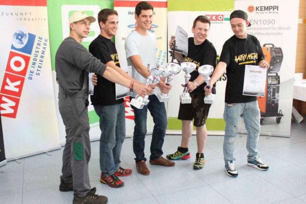 © hard
Steirische Lehrlingssieger 2015 – v.l.n.r.: Matthias Kuresch (Land- und Baumaschinentechnik), Franz Kaiß (Metall- und Blechtechnik), Fabian Jaksch (Maschinenbautechnik), Hannes Machherndl (Schmiedetechnik) und Daniel Humpel (Schweißtechnik). Steirische Lehrlingssieger 2015 – v.l.n.r.: Matthias Kuresch (Land- und Baumaschinentechnik), Franz Kaiß (Metall- und Blechtechnik), Fabian Jaksch (Maschinenbautechnik), Hannes Machherndl (Schmiedetechnik) und Daniel Humpel (Schweißtechnik).