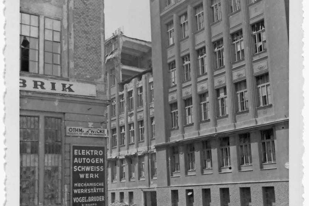 Die damals noch einzige Berufsschule Österreichs für die Glasbranche in der Wiener Mollardgasse nach den Bombentreffern.
© Archiv Die damals noch einzige Berufsschule Österreichs für die Glasbranche in der Wiener Mollardgasse nach den Bombentreffern.