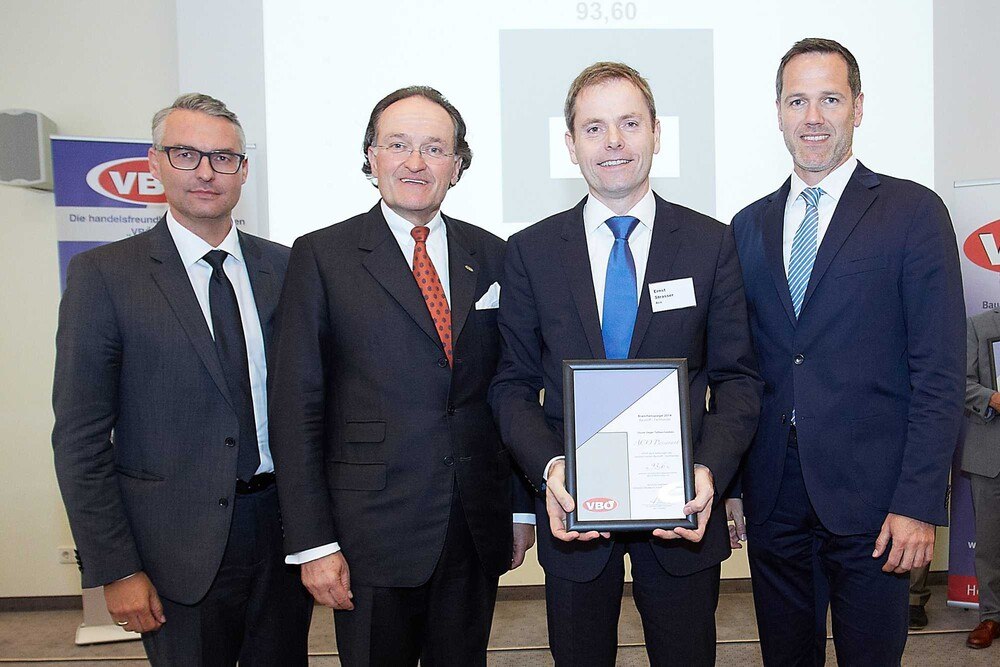 Ewald Kronheim (Vizepräsident VBÖ), Leonhard Helbich-Poschacher (Präsident VBÖ), Ernst Strasser (GF ACO Österreich) und Robert Grieshofer (Vizepräsident VBÖ) bei der feierlichen Preisübergabe.
© Österreichischer Baustoffmarkt Ewald Kronheim (Vizepräsident VBÖ), Leonhard Helbich-Poschacher (Präsident VBÖ), Ernst Strasser (GF ACO Österreich) und Robert Grieshofer (Vizepräsident VBÖ) bei der feierlichen Preisübergabe.