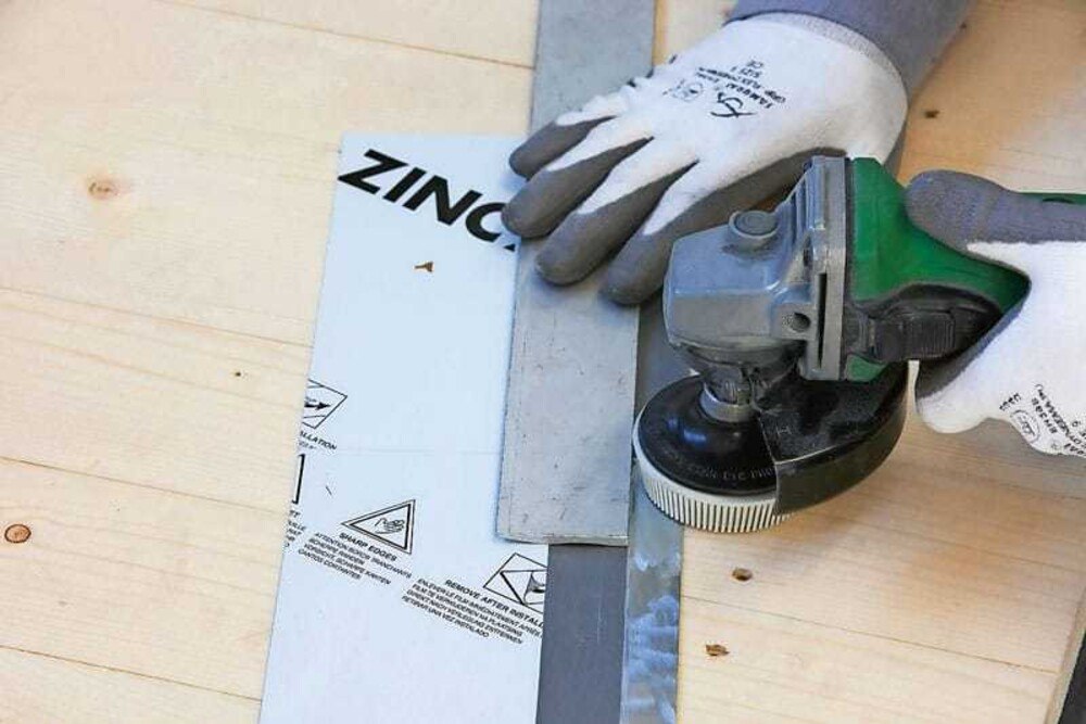© VMZinc Das Flussmittel „VMZ Deca“ ist speziell für die Oberflächen „Quartz-Zinc“ und „Anthra-Zinc“ gedacht.