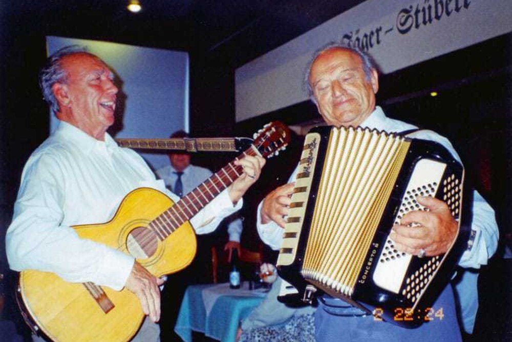 © Elfriede Zahlner Der letzte gemeinsame Auftritt der „kitt-brothers“ beim 30-jährigen Jubiläumsstammtisch im Jahr 1997.