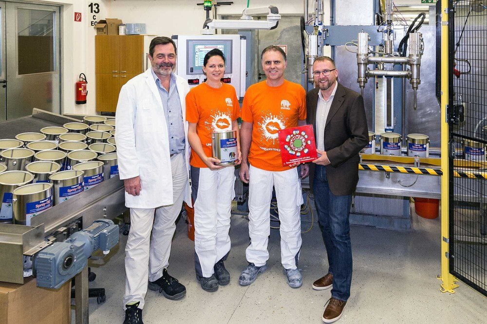 © Synthesa Capacryl Spray-TEC von Synthesa darf staatliches Öko-Label führen und wird in Perg CO2-neutral produziert. Produktionsleiter Johann Wakolbinger, Kornelia Unterauer, Alfred Kaiselgruber und Produktmanager Markus Smeykal.