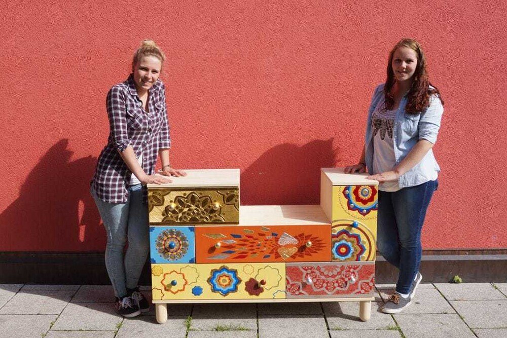 © Fachschule für Kunsthandwerk und Design Die Abschlussarbeit von Franziska Grüner und Timna Eulenhaupt verschönert mittlerweile das Foyer der Firma Grüner GmbH.