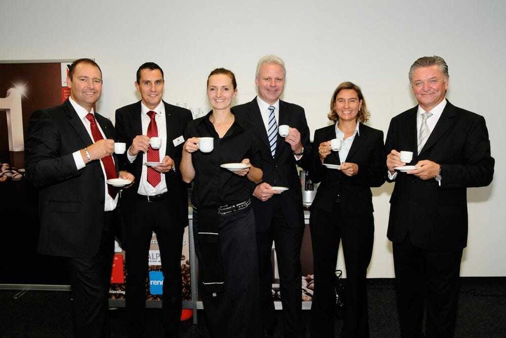 Nehmen gemeinsam den rot-weiß-roten Kaffeemaschinenmarkt ins Visier (v.li.): die beiden GF von MACCHIAVALLEY Austria Thomas Siedler und Gerald Unterberger, Tiroler Barista-Meisterin Nadja Mairhofer, Stefan Göring (Präsident der MACCHIAVALLEY Group), Anja Seibold (Internationale Vertriebsleitung MACCHIAVALLEY Group) sowie Harry Knapp (CEO MACCHIAVALLEY Group).
© Macchiavalley Austria Nehmen gemeinsam den rot-weiß-roten Kaffeemaschinenmarkt ins Visier (v.li.): die beiden GF von MACCHIAVALLEY Austria Thomas Siedler und Gerald Unterberger, Tiroler Barista-Meisterin Nadja Mairhofer, Stefan Göring (Präsident der MACCHIAVALLEY Group), Anja Seibold (Internationale Vertriebsleitung MACCHIAVALLEY Group) sowie Harry Knapp (CEO MACCHIAVALLEY Group).