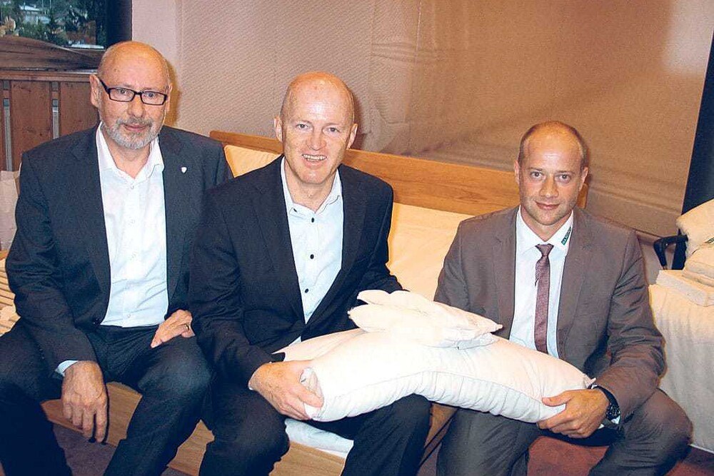 © Stelzmüller
Hotelier Gerhard Altenberger hat erkannt, dass Wellness auch gesunden Schlaf braucht. Gemeinsam mit den Schlafexperten von Samina, Schlafpsychologe Günter Amann-Jennson und Philipp Amann, zuständig für Schlafkonzepte in der Hotellerie, hat er 17 Powersleepingzimmer im Stammhaus errichtet Hotelier Gerhard Altenberger hat erkannt, dass Wellness auch gesunden Schlaf braucht. Gemeinsam mit den Schlafexperten von Samina, Schlafpsychologe Günter Amann-Jennson und Philipp Amann, zuständig für Schlafkonzepte in der Hotellerie, hat er 17 Powersleepingzimmer im Stammhaus errichtet