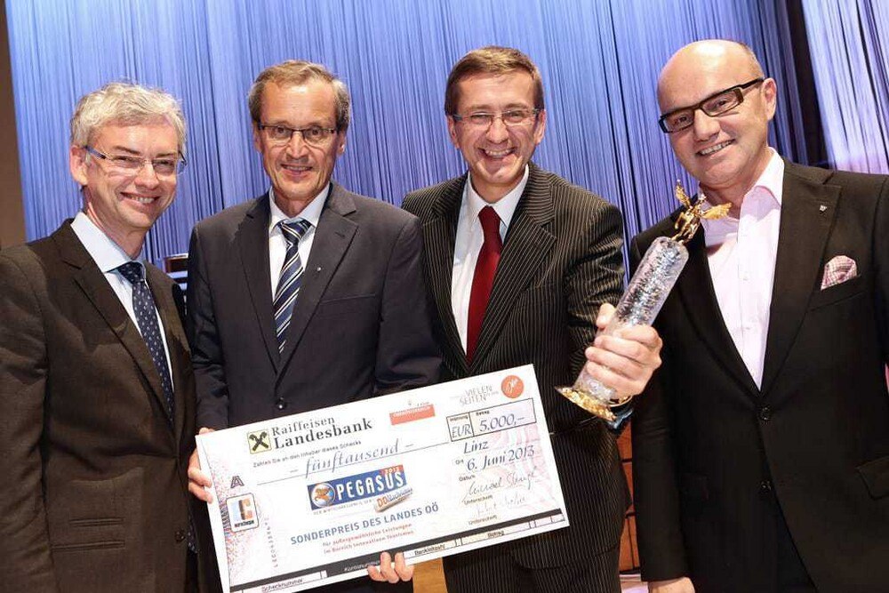 © OÖNachrichten/Weihbold
Wirtschafts- und Tourismuslandesrat Dr. Michael Strugl (links) und SO Robert Seeber, Vorsitzender des OÖ Landes-Tourismusrates (rechts) überreichen den Pegasus Sonderpreis Tourismus an Gen.Dir. Markus Achleitner und Bgm. Dir. Gerhard Baumgartner vom EurothermenResort Bad Schallerbach. Wirtschafts- und Tourismuslandesrat Dr. Michael Strugl (links) und SO Robert Seeber, Vorsitzender des OÖ Landes-Tourismusrates (rechts) überreichen den Pegasus Sonderpreis Tourismus an Gen.Dir. Markus Achleitner und Bgm. Dir. Gerhard Baumgartner vom EurothermenResort Bad Schallerbach.