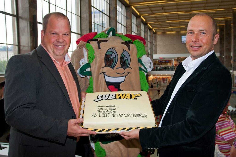 William Walker (li.) feierte mit dem neuen Franchisepartner Josef Donhauer (re.) den Geburtstag von Subway
© Subway William Walker (li.) feierte mit dem neuen Franchisepartner Josef Donhauer (re.) den Geburtstag von Subway