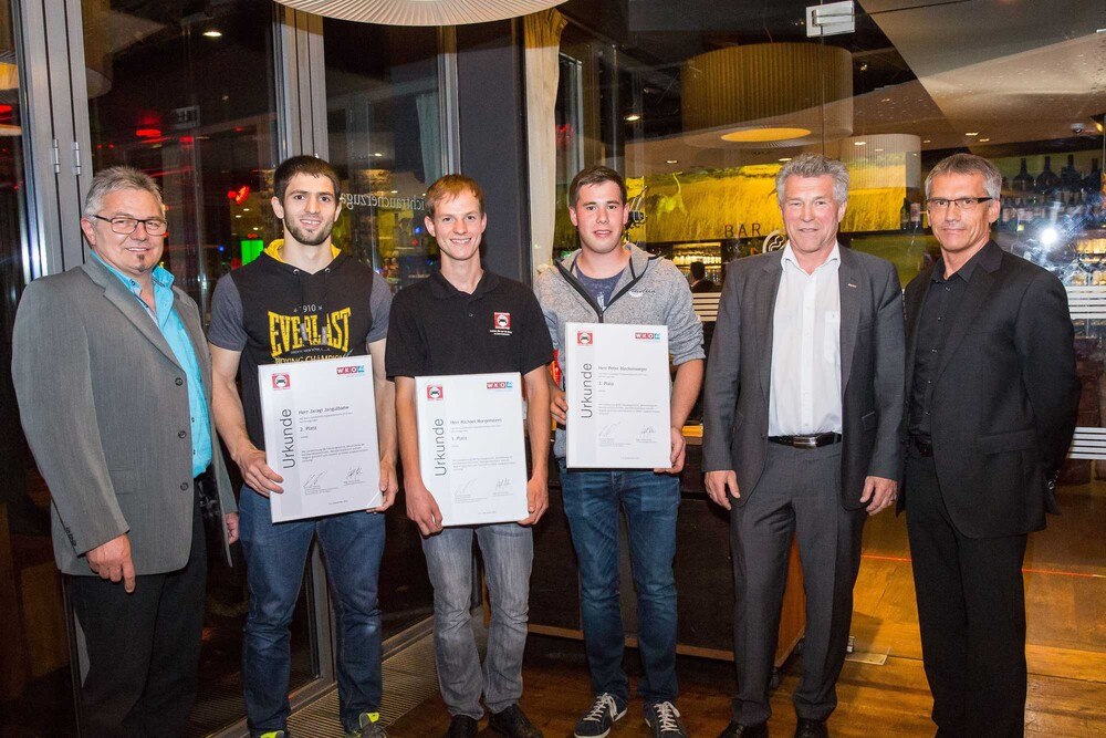 LLW-OOE / BU: Erwin Aichberger (Bundesbildungsreferent Karosseriebautechnik), Jaragi Langulbaew (Platz 2), Michael Morgenstern (Platz 1), Peter Julian Bleckenwegner (Platz 3), Erick Paul Papinski (stv. Bundesinnungsmeister), Rudolf Weismann (GF Lack & Technik) (v.l.)
© WKO LLW-OOE / BU: Erwin Aichberger (Bundesbildungsreferent Karosseriebautechnik), Jaragi Langulbaew (Platz 2), Michael Morgenstern (Platz 1), Peter Julian Bleckenwegner (Platz 3), Erick Paul Papinski (stv. Bundesinnungsmeister), Rudolf Weismann (GF Lack & Technik) (v.l.)
