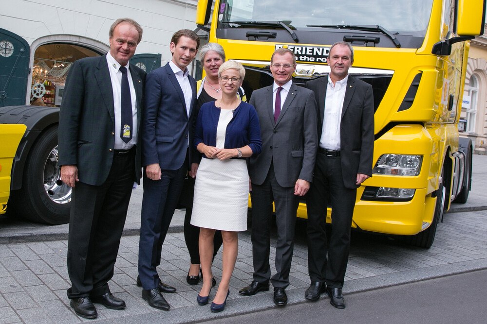 © Außenminister Sebastian Kurz, OÖ-Landesrätin Doris Hummer und ÖVP-Klubobmann Thomas Stelzer, umrandet von Fachverbandsobmann Franz Danninger (links, mit Gattin) und OÖ-Verkehrsspartengeschäftsführer Christian Strasser. cityfoto/Dr. Roland Pelzl
Außenminister Sebastian Kurz, OÖ-Landesrätin Doris Hummer und ÖVP-Klubobmann Thomas Stelzer, umrandet von Fachverbandsobmann Franz Danninger (links, mit Gattin) und OÖ-Verkehrsspartengeschäftsführer Christian Strasser. © cityfoto/Dr. Roland Pelzl Außenminister Sebastian Kurz, OÖ-Landesrätin Doris Hummer und ÖVP-Klubobmann Thomas Stelzer, umrandet von Fachverbandsobmann Franz Danninger (links, mit Gattin) und OÖ-Verkehrsspartengeschäftsführer Christian Strasser. cityfoto/Dr. Roland Pelzl