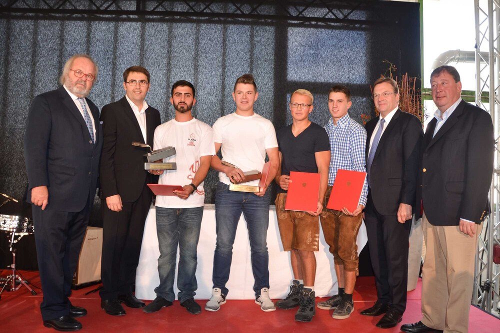 Bundesinnungsmeister Hans-Werner Frömmel, Landesinnungsmeister Anton Rieder, Muhammed Palta (Zweitplatzierter), Sieger Marc Berndorfer, Bernhard Asen (Zweitplatzierter), Daniel Reisner (Zweitplatzierter), LH Günther Platter und Franz Fröschl (Fachverband der Bauindustrie).
© ofp kommunikation Bundesinnungsmeister Hans-Werner Frömmel, Landesinnungsmeister Anton Rieder, Muhammed Palta (Zweitplatzierter), Sieger Marc Berndorfer, Bernhard Asen (Zweitplatzierter), Daniel Reisner (Zweitplatzierter), LH Günther Platter und Franz Fröschl (Fachverband der Bauindustrie).