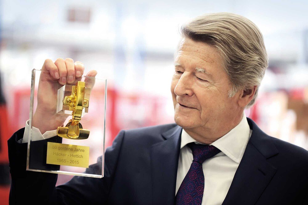 Horst Finkemeier, Inhaber von Häcker Küchen, nach der Übergabe des Ehrenpreises.
© Häcker Horst Finkemeier, Inhaber von Häcker Küchen, nach der Übergabe des Ehrenpreises.