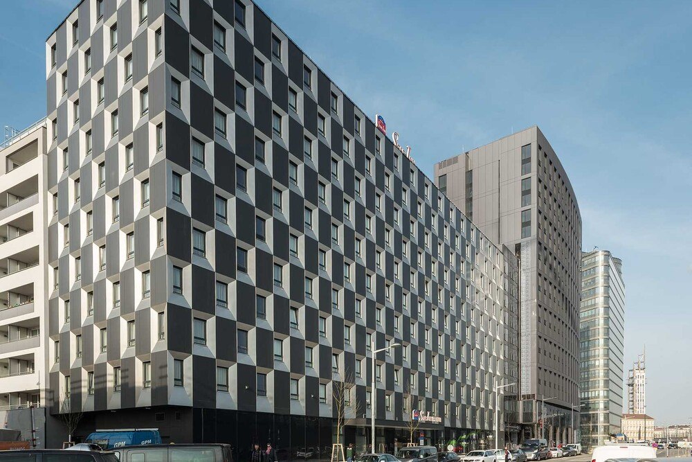 © Michael Nagl Außenansicht des neuen Star Inn Hotel Premium Wien Hauptbahnhof mit einer hochwertigen Eternitfassade mit in Alu gebürsteten Laibungen für die zehn Obergeschosse.
