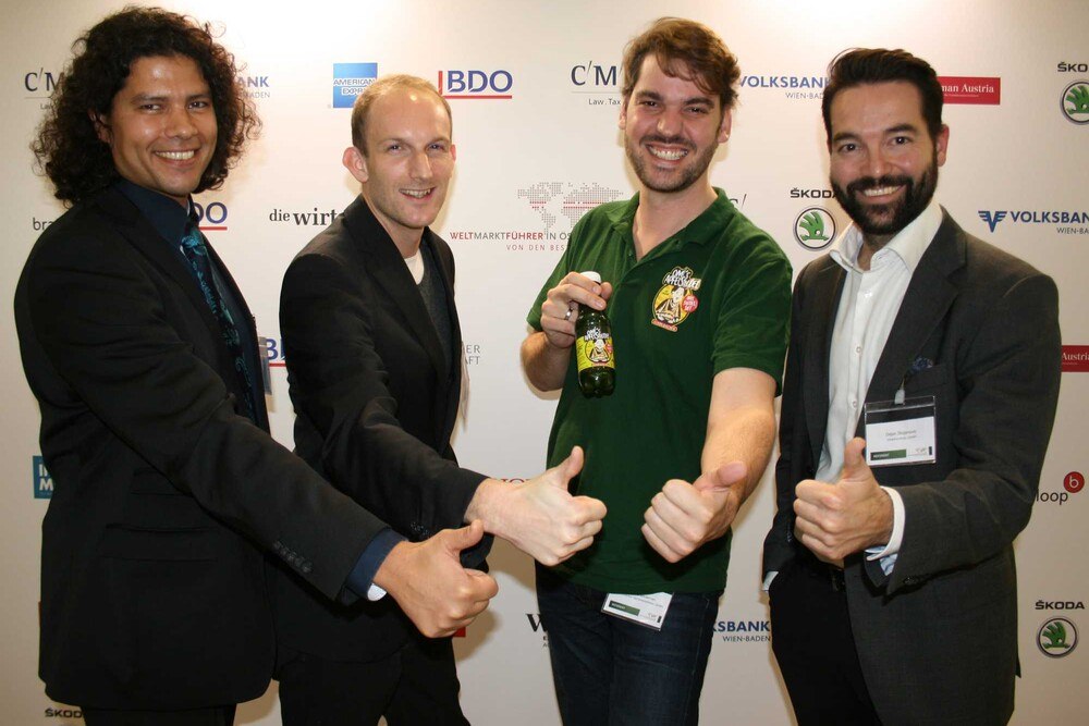 © Wirtschaftsverlag (v.l.n.r.) Der Gewinner des Start up-Pitchs Amitava Kundu, ab&cd innovations, gemeinsam mit Franz Seher, holis market, Ries Bouwman, Omis Apfelstrudel, und Dejan Stojanovic, crowd-o-moto.