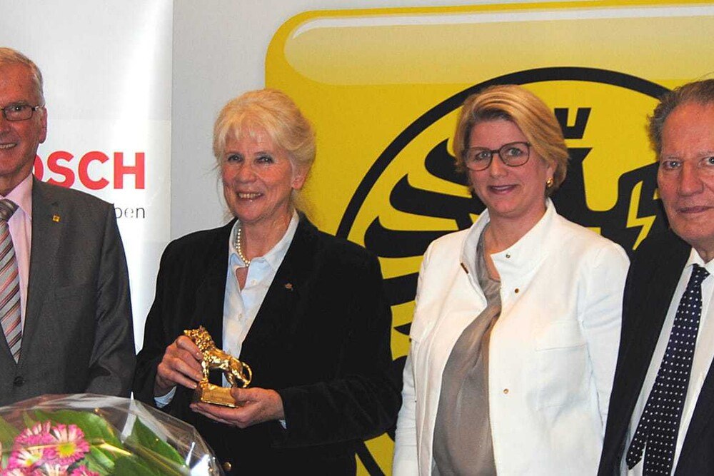 © Bosch/Jurkowitsch
ÖAMTC-Präsident Werner Kraus, Lisl Mesicek, Angelika Kiessling (Bosch Österreich) und AMV-Präsident Heinz Clostermeyer. ÖAMTC-Präsident Werner Kraus, Lisl Mesicek, Angelika Kiessling (Bosch Österreich) und AMV-Präsident Heinz Clostermeyer.