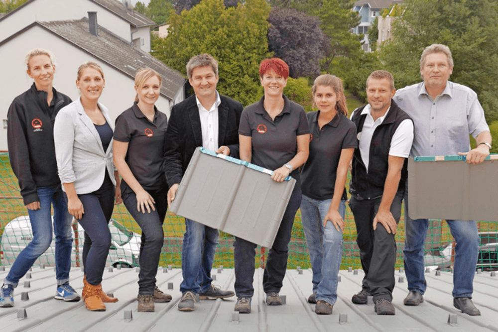 Stolz aufs neue Dach (v. l.): Nadine Heidinger (Prefa), Mag. Monika Jakel (Pro Juventute Langenlebarn), Lisa Rössler, Architekt Günter Gurschl, Bibiana Pölz, Iris Zieglwanger, Gottfried Daxböck, Spenglermeister Gerhard Resch.
© www.magmaticfilms.com Stolz aufs neue Dach (v. l.): Nadine Heidinger (Prefa), Mag. Monika Jakel (Pro Juventute Langenlebarn), Lisa Rössler, Architekt Günter Gurschl, Bibiana Pölz, Iris Zieglwanger, Gottfried Daxböck, Spenglermeister Gerhard Resch.