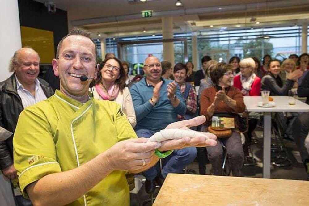 Der TV-„Backprofi“ Christian Ofner zeigte bei den Miele-Hausmessen in Salzburg und in Wien, wie selbst gemachtes Brot gelingen kann.
© Miele Der TV-„Backprofi“ Christian Ofner zeigte bei den Miele-Hausmessen in Salzburg und in Wien, wie selbst gemachtes Brot gelingen kann.
