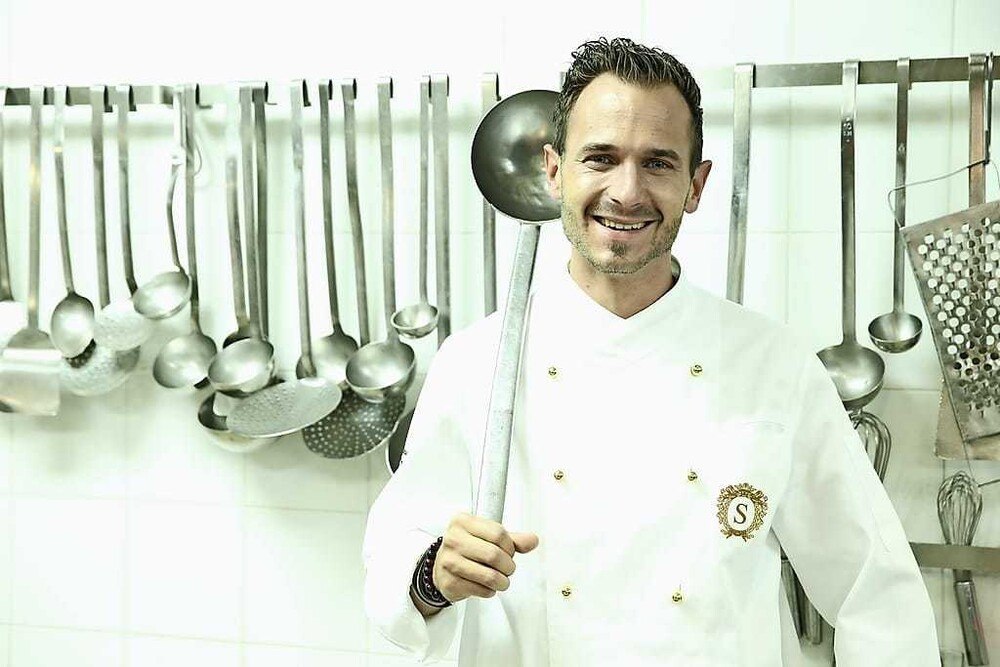© Sacher Wien
Freundet sich bereits mit den Sacher'schen Küchenutensilien an: Maître Dominik Stolzer (33). Freundet sich bereits mit den Sacher'schen Küchenutensilien an: Maître Dominik Stolzer (33).