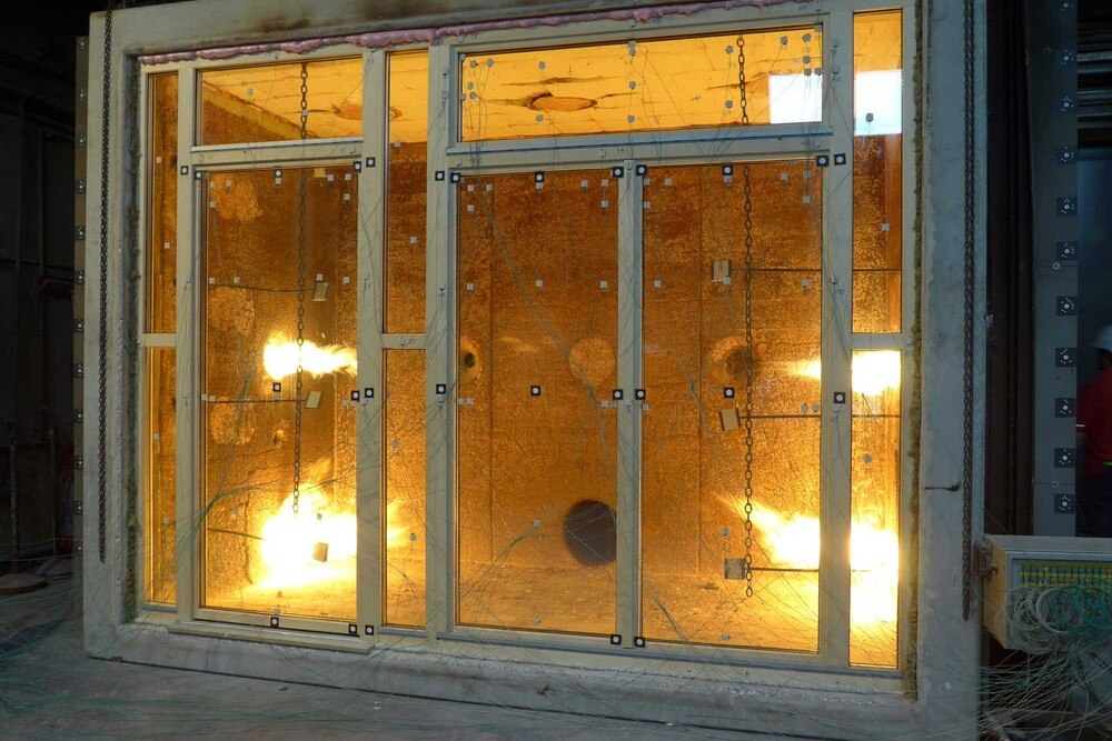 Am IBS in Linz wurden die Fenster zweimal geprüft: einmal für einen Abbrand von innen und einmal von außen.
© Sigg Am IBS in Linz wurden die Fenster zweimal geprüft: einmal für einen Abbrand von innen und einmal von außen.