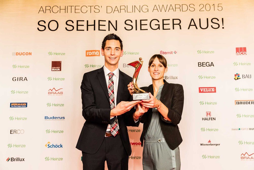 Am 3. November 2015 wurden die Architects‘ Darling Awards 2015 verliehen. Gold-Gewinner in der Kategorie „Sanitäre Armaturen” ist Hansgrohe. Bei der Gala im Rahmen des „Celler Werktag“ nahmen Simone Frey, Brand Communications Hansgrohe, und Fabian Raus, Marketing Hansgrohe Deutschland Vertriebs GmbH, den Preis entgegen.
© Roman Thomas Fotografie Am 3. November 2015 wurden die Architects‘ Darling Awards 2015 verliehen. Gold-Gewinner in der Kategorie „Sanitäre Armaturen” ist Hansgrohe. Bei der Gala im Rahmen des „Celler Werktag“ nahmen Simone Frey, Brand Communications Hansgrohe, und Fabian Raus, Marketing Hansgrohe Deutschland Vertriebs GmbH, den Preis entgegen.