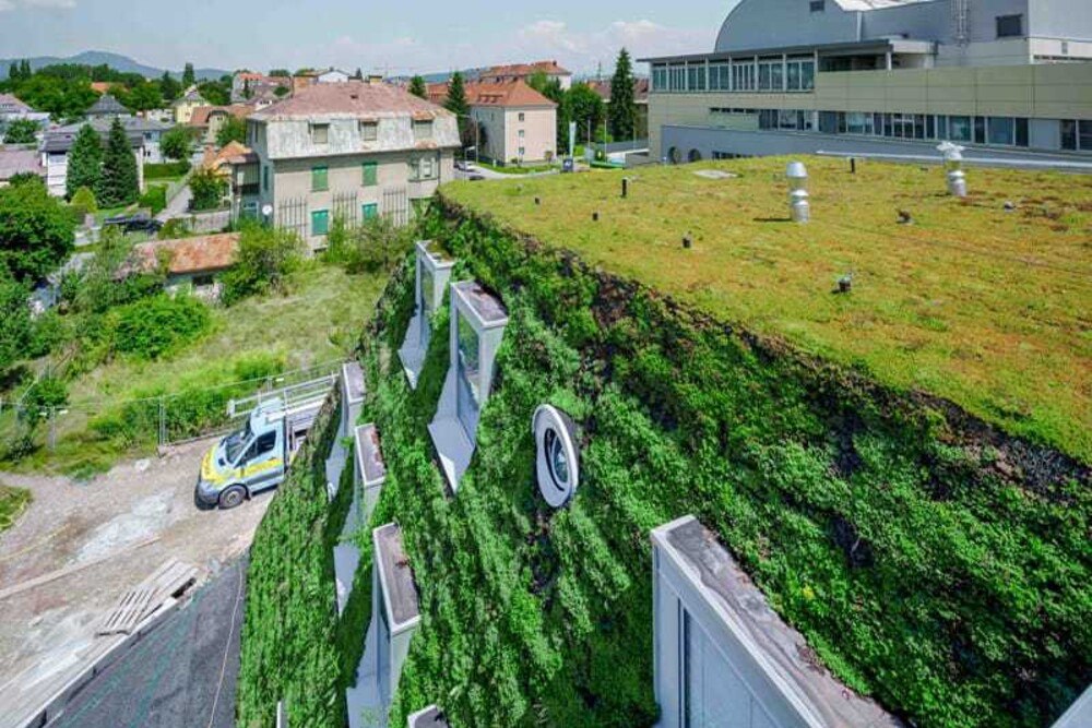 Das siegreiche Projekt AUVA Klagenfurt mit begrünter Fassade und begrüntem Flachdach.
© Spitzer, IFD Das siegreiche Projekt AUVA Klagenfurt mit begrünter Fassade und begrüntem Flachdach.