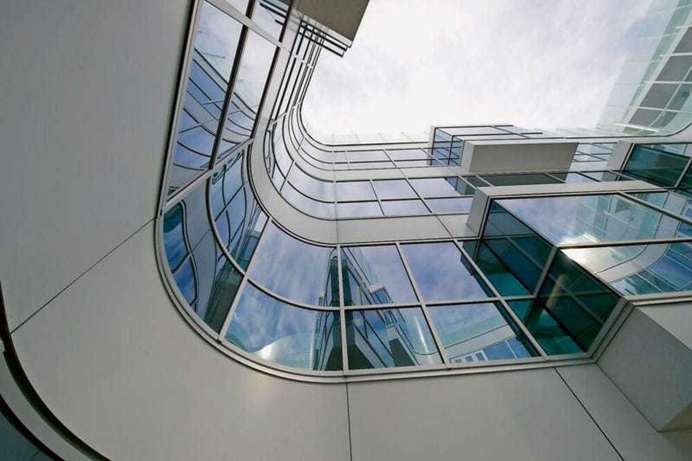 Eine wesentliche Rolle im architektonischen Konzept der psychiatrischen Abteilung der Krankenanstalt Rudolfstiftung in Wien spielen gebogene und plane Zweifach-Isoliergläser.
© beigestellt Eine wesentliche Rolle im architektonischen Konzept der psychiatrischen Abteilung der Krankenanstalt Rudolfstiftung in Wien spielen gebogene und plane Zweifach-Isoliergläser.