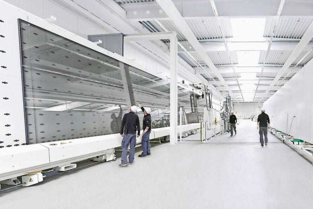 © Sedak Mit der 145 Meter langen Isolierglaslinie fertigt sedak vollautomatisch Scheiben bis zu einer Größe von 3,2 mal 15 Metern.