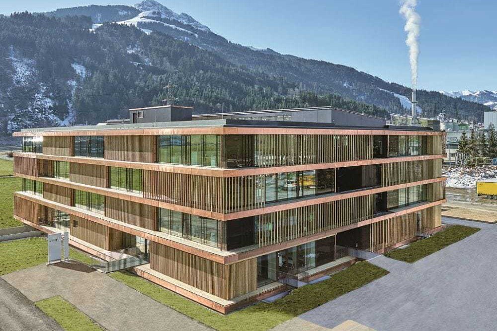 © Kaba
Die Tiroler Fritz Egger GmbH hat in der Firmenzentrale die weltweit erste direkt in SAP integrierte Zutrittslösung von Kaba implementiert. Die Tiroler Fritz Egger GmbH hat in der Firmenzentrale die weltweit erste direkt in SAP integrierte Zutrittslösung von Kaba implementiert.