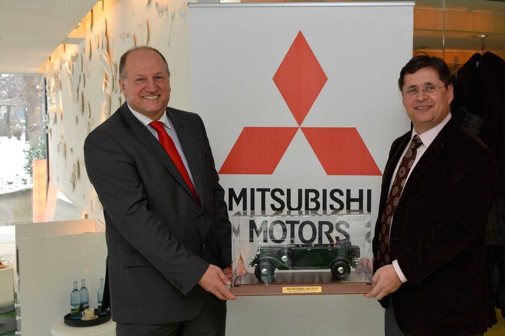 Fritz Sommer, Pressesprecher, und Andreas Kostelecky, Geschäftsführer, von Mitsubishi feiern ein Doppeljubiläum.
© Philipp Bednar Fritz Sommer, Pressesprecher, und Andreas Kostelecky, Geschäftsführer, von Mitsubishi feiern ein Doppeljubiläum.