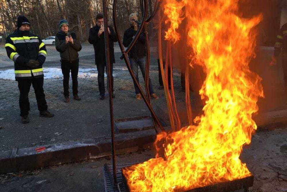 © BFA
Praktische Brandversuche an der Feuerwehr- und Zivilschutzschule Steiermark. Praktische Brandversuche an der Feuerwehr- und Zivilschutzschule Steiermark.