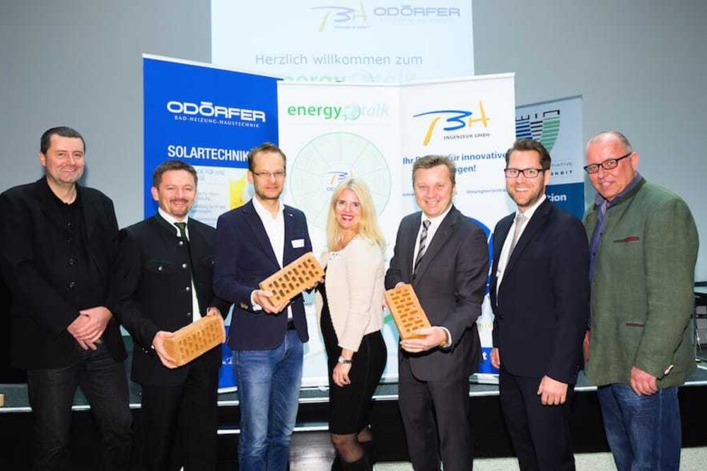 Heimo Staller (AEE-Institut für Nachhaltige Technologien), Anton Berger (Landesinnungsmeister der Sanitär-, Heizungs- und Lüftungstechniker), Andreas Haidegger (hailight Lichtplanung), Susanne Schneider (ODÖRFER Haustechnik GmbH), Robert Pichler (TBH Ingenieur GmbH), Michael Engelbogen (ODÖRFER Haustechnik GmbH) und Gerhard Hierz (FWG Fernwärme Weiz) beim ersten energytalk des Jahres.
© energytalk Heimo Staller (AEE-Institut für Nachhaltige Technologien), Anton Berger (Landesinnungsmeister der Sanitär-, Heizungs- und Lüftungstechniker), Andreas Haidegger (hailight Lichtplanung), Susanne Schneider (ODÖRFER Haustechnik GmbH), Robert Pichler (TBH Ingenieur GmbH), Michael Engelbogen (ODÖRFER Haustechnik GmbH) und Gerhard Hierz (FWG Fernwärme Weiz) beim ersten energytalk des Jahres.