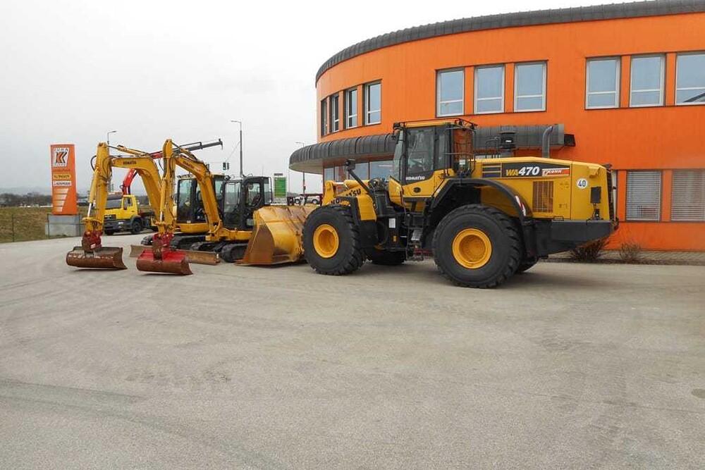 © Kuhn Am Kuhn-Standort in Amstetten können die unterschiedlichsten Komatsu-Baumaschinen unkompliziert und rasch angemietet werden. Am Kuhn-Standort in Amstetten können die unterschiedlichsten Komatsu-Baumaschinen unkompliziert und rasch angemietet werden.