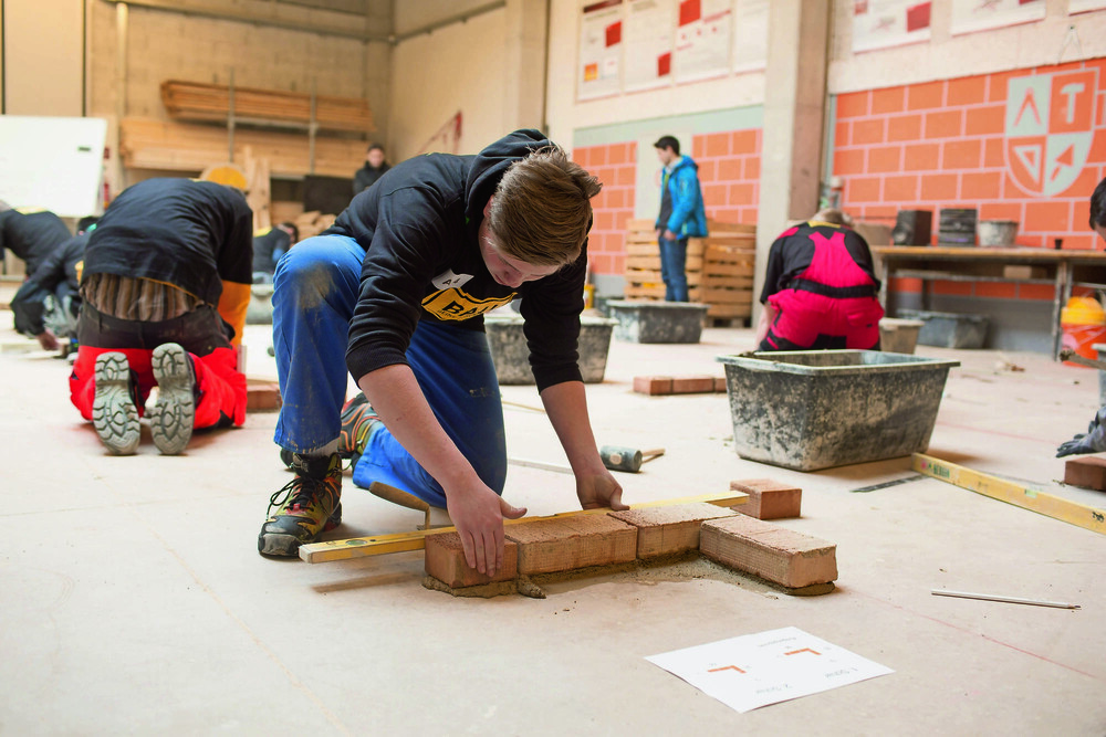 © Bauakademie Tirol Die potenziellen Lehrlinge in Aktion. Die potenziellen Lehrlinge in Aktion.