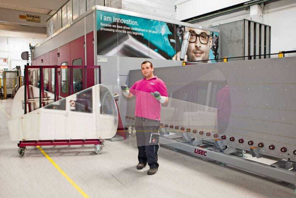 Im Glass Forum verarbeitet der Maschinenhersteller Lisec Flachglas und baut so sein Betreiber Know-how aus. Zu den spannendsten Aufträgen gehört derzeit die Herstellung der „Blätter” für die „smartflower”.
© smartflower energy technology GmbH Im Glass Forum verarbeitet der Maschinenhersteller Lisec Flachglas und baut so sein Betreiber Know-how aus. Zu den spannendsten Aufträgen gehört derzeit die Herstellung der „Blätter” für die „smartflower”.