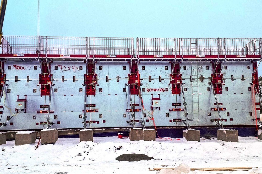 © Peri GmbH Mit einem Heizelement kombiniert, bietet Maximo nun auch die passende Lösung zum Betonieren bei niedrigen Temperaturen. Mit einem Heizelement kombiniert, bietet Maximo nun auch die passende Lösung zum Betonieren bei niedrigen Temperaturen.