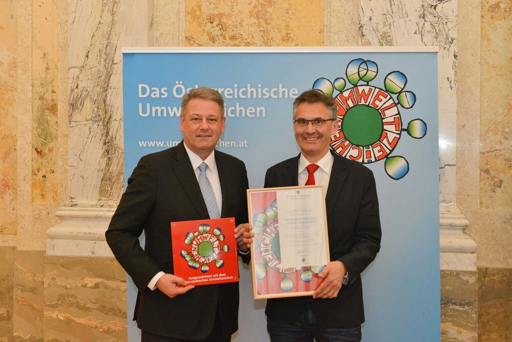 © BMLFUW, Christopher Fuchs Johann Jandl, Leiter Forschung und Entwicklung Austrotherm Gruppe, bekam von Umweltminister Andrä Rupprechter für den Dämmstoff „Austrotherm XPS TOP“ das Österreichische Umweltzeichen verliehen. Johann Jandl, Leiter Forschung und Entwicklung Austrotherm Gruppe, bekam von Umweltminister Andrä Rupprechter für den Dämmstoff „Austrotherm XPS TOP“ das Österreichische Umweltzeichen verliehen.