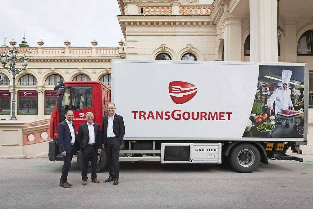 © Anna Stöcher / Transgourmet
Thomas Panholzer, Hansueli Loosli und Manfred Hayböck vor einem Transgourmet Lkw in Wien Thomas Panholzer, Hansueli Loosli und Manfred Hayböck vor einem Transgourmet Lkw in Wien