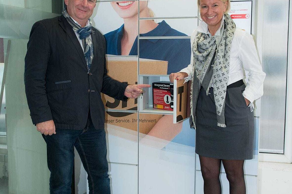 Beatrix Pollak und Norbert Ossberger vor der ISC PickUp-Box.
© SHT Beatrix Pollak und Norbert Ossberger vor der ISC PickUp-Box.