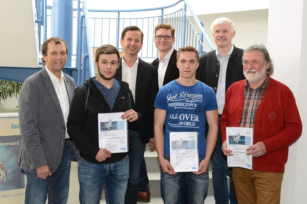Gregor Todt (Präsident des VÖTB), Trockenbaulehrling Simon Hofer, Andreas Bauer (Knauf Pressesprecher), Bernd Landsmann (Leiter der Knauf Architektenbetreuer), Trockenbaulehrling Philipp Gruber, Karl Singer (Knauf Schulungsleiter) und Karl Hofstadler (Berufschullehrer der Landesberufsschule) zeigten sich mit dem Ergebnis zufrieden (v.l.)
© Knauf/Hagspiel Gregor Todt (Präsident des VÖTB), Trockenbaulehrling Simon Hofer, Andreas Bauer (Knauf Pressesprecher), Bernd Landsmann (Leiter der Knauf Architektenbetreuer), Trockenbaulehrling Philipp Gruber, Karl Singer (Knauf Schulungsleiter) und Karl Hofstadler (Berufschullehrer der Landesberufsschule) zeigten sich mit dem Ergebnis zufrieden (v.l.)