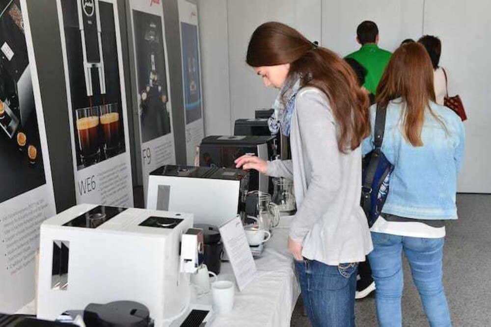 Fachhandelspartner konnten bei der JURA COFFEE ACADEMY TOUR 2016 die Frühjahrsneuheiten kennenlernen.
© Mario Kienberger Fachhandelspartner konnten bei der JURA COFFEE ACADEMY TOUR 2016 die Frühjahrsneuheiten kennenlernen.