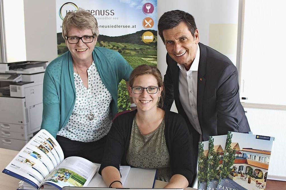 Das „Betriebs-Coach“-Projektteam (v.l.): Michaela Puser, Geschäftsführerin NTG, Tina Brunner (Coach) und Christian Illedits (Landtagspräsident)
© Pangerl & Pangerl Das „Betriebs-Coach“-Projektteam (v.l.): Michaela Puser, Geschäftsführerin NTG, Tina Brunner (Coach) und Christian Illedits (Landtagspräsident)