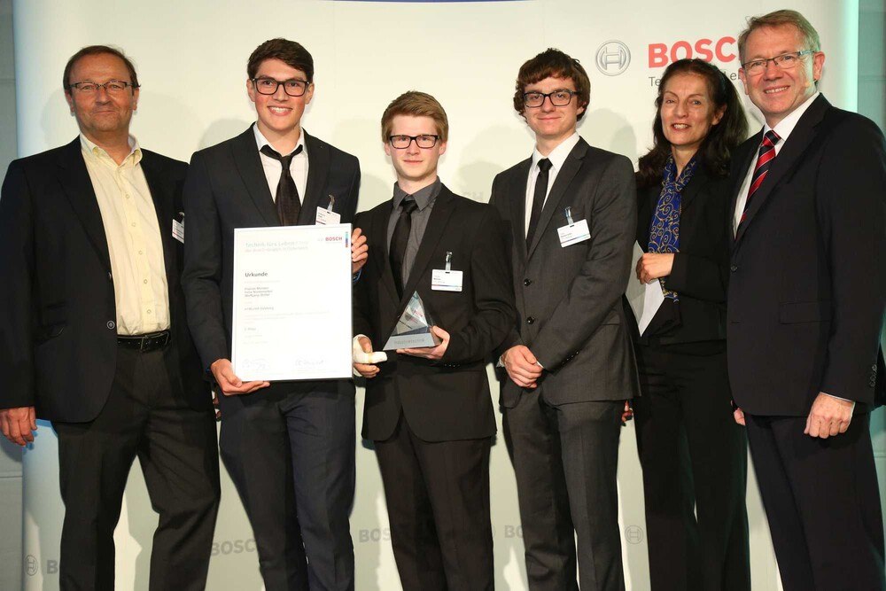 Markus Palir (Lehrer HTBLuVA Salzburg), Wolfgang Ortler, Florian Meister und Felix Niederreiter (Sieger Kategorie Mobilitätstechnik), Maria Brandl (Kurier), Klaus Peter Fouquet (Bosch) (v.l.).
© Bosch Markus Palir (Lehrer HTBLuVA Salzburg), Wolfgang Ortler, Florian Meister und Felix Niederreiter (Sieger Kategorie Mobilitätstechnik), Maria Brandl (Kurier), Klaus Peter Fouquet (Bosch) (v.l.).