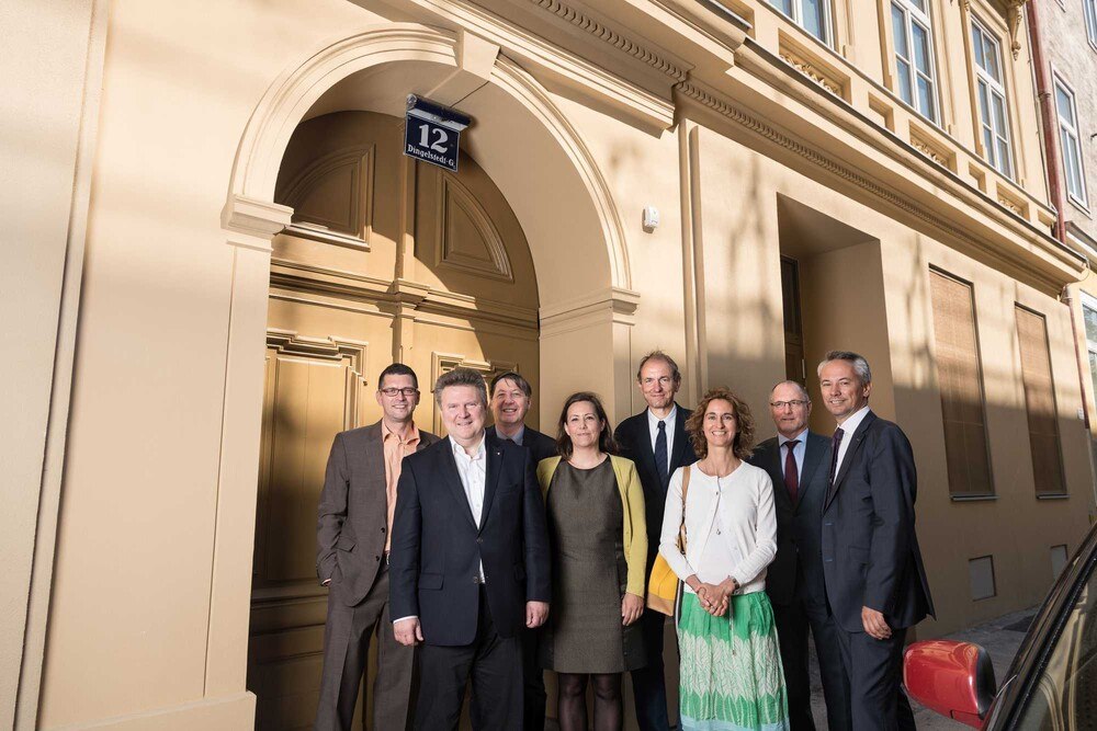 Die Dingelstedtgasse 12 im 15. Bezirk machte den ersten Platz bei Wiener Stadterneuerungspreis: v.l. Markus Wieser (Leyrer+Graf), Wohnbaustadtrat Michael Ludwig, Günther Trimmel, Isabella Wall (beide akp Architekten Kronreif_Trimmel & Partner), LIM Rainer Pawlick, Bauherrin Nina Bachinger, LIM-Stv. Reinhold Romirer und LI-Geschäftsführer Rainer Hartlieb
© LI Bau Wien/Bernhard Wolf Die Dingelstedtgasse 12 im 15. Bezirk machte den ersten Platz bei Wiener Stadterneuerungspreis: v.l. Markus Wieser (Leyrer+Graf), Wohnbaustadtrat Michael Ludwig, Günther Trimmel, Isabella Wall (beide akp Architekten Kronreif_Trimmel & Partner), LIM Rainer Pawlick, Bauherrin Nina Bachinger, LIM-Stv. Reinhold Romirer und LI-Geschäftsführer Rainer Hartlieb
