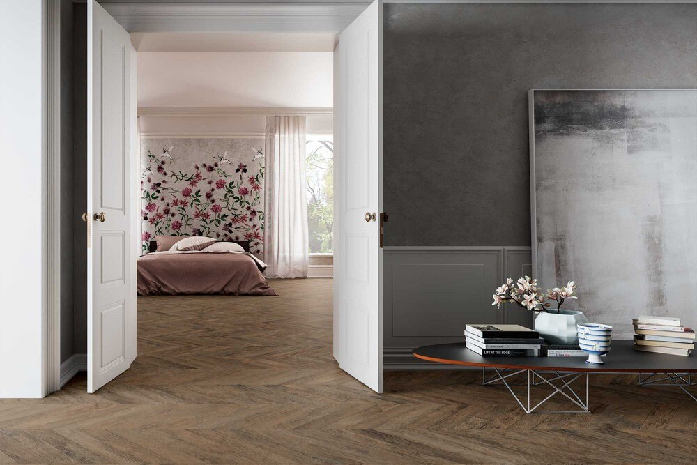 Die vierte neue Variante in der Chevron-Kollektion ist die braune „Foncé“-Fliese. Ihre Farbe erinnert an Nussbaum- und Mahagoniholz.
© Ceramiche Refin Die vierte neue Variante in der Chevron-Kollektion ist die braune „Foncé“-Fliese. Ihre Farbe erinnert an Nussbaum- und Mahagoniholz.
